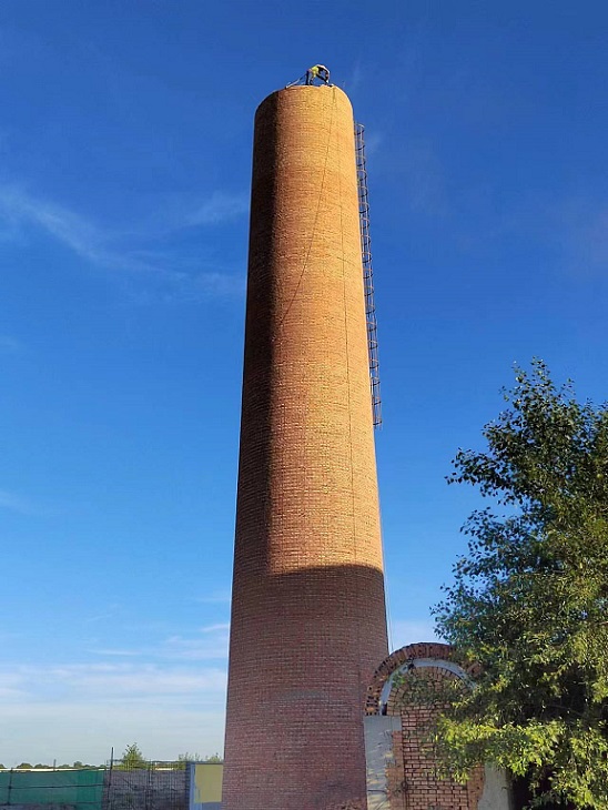 煙囪拆除公司:專業(yè)團(tuán)隊(duì),精湛技術(shù),為您保駕護(hù)航